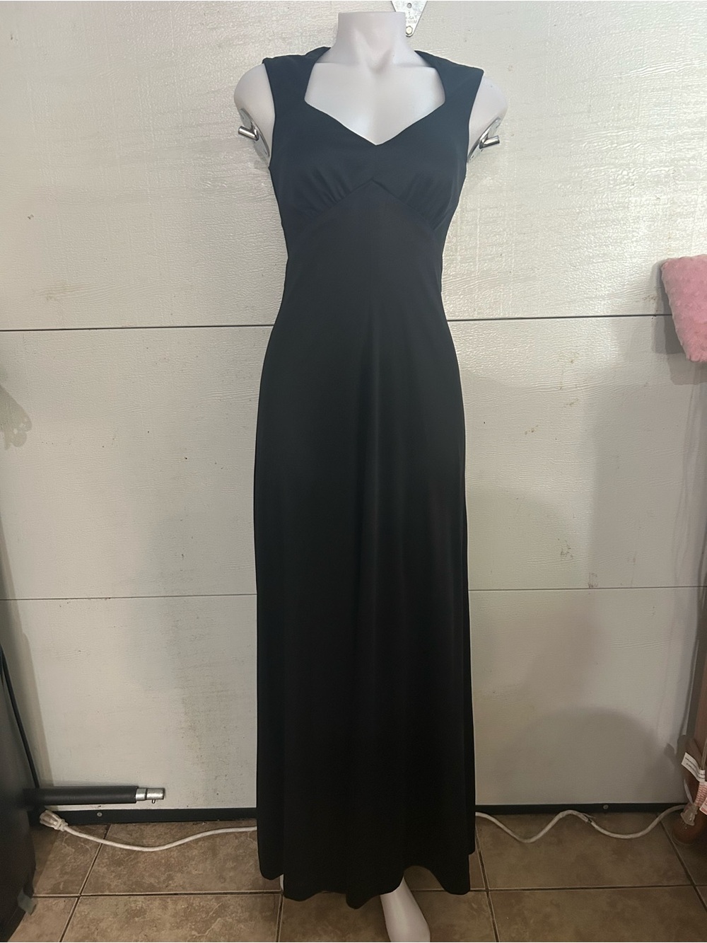Elegant Black Maxi Dress with Sweetheart Neckline